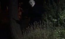  فيديو مرعب لشخص يرتدي قناع مهرّج ويلوّح بسكين في الرملة 